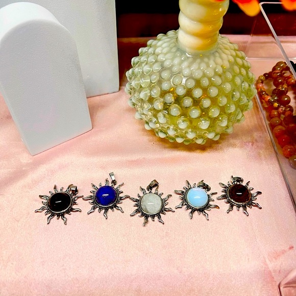 5 pc Random Healing Stone Pendant Semi Precious Stones Sun shape - Picture 3 of 12